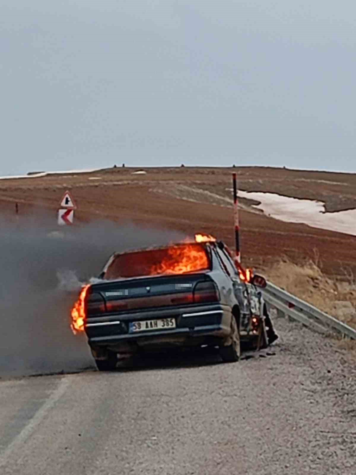 Otomobilin alev aldığı anlar kameraya yansıdı
