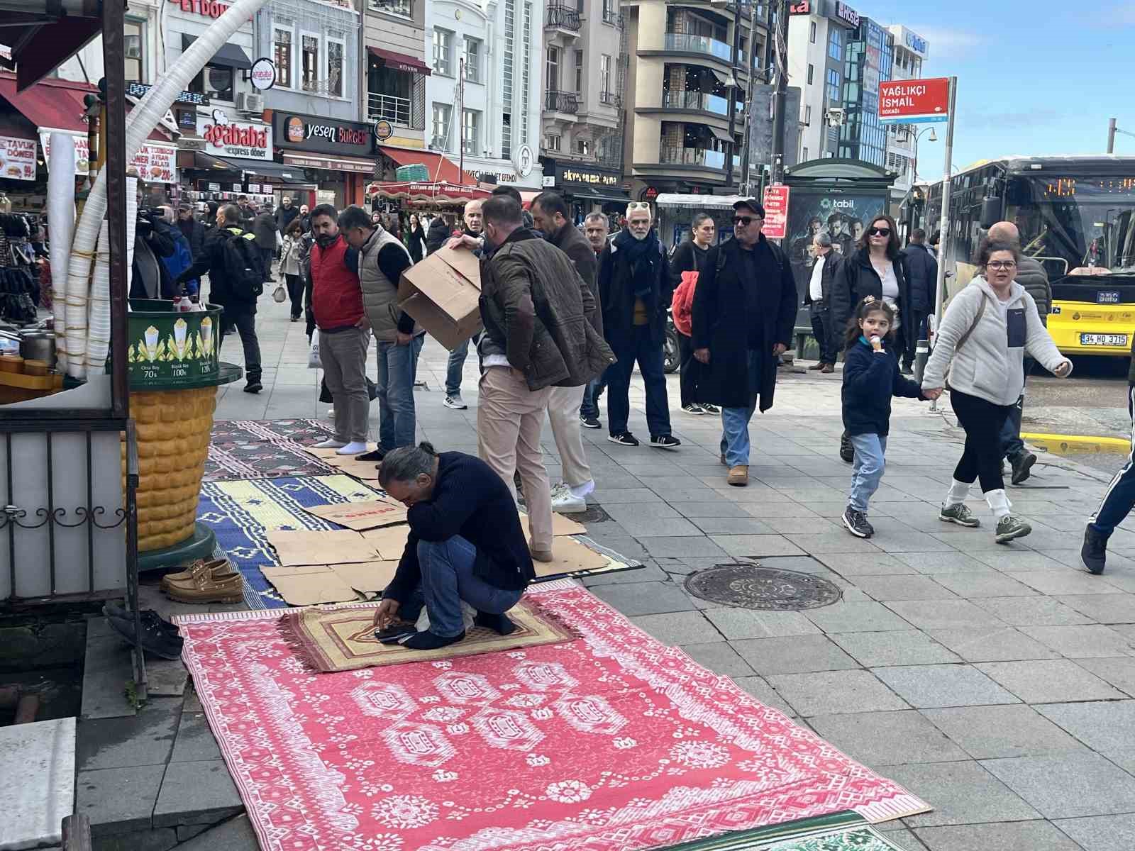 Kadık&ouml;y&rsquo;de cami cemaati mağduriyeti: Namazı sokaklarda kılıyorlar

