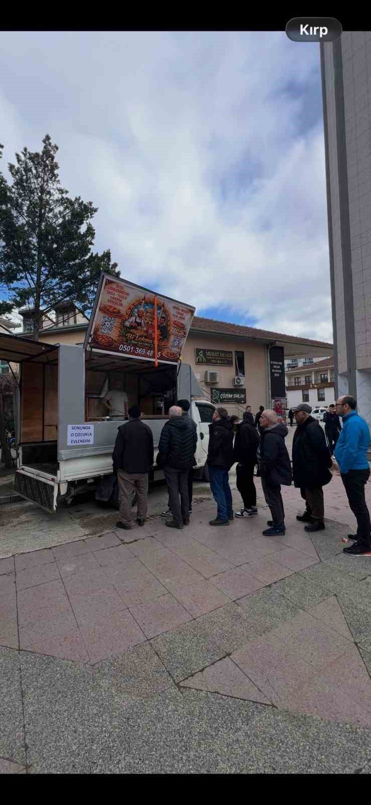 Bursa&rsquo;da istediği ile evlenen kadın lokma dağıttı

