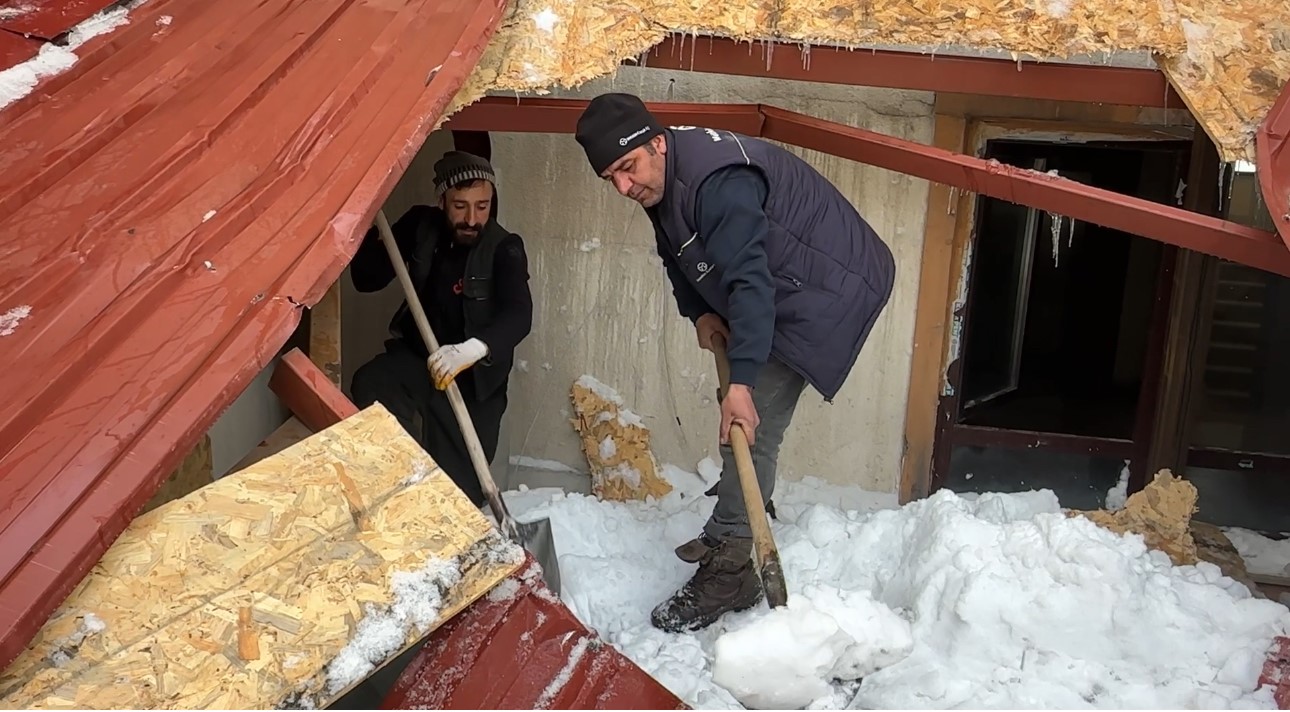 Y&uuml;ksekova&rsquo;da kar esareti: &Ccedil;atıdan d&uuml;şen kar k&uuml;tlesi iş yerlerine hasar verdi
