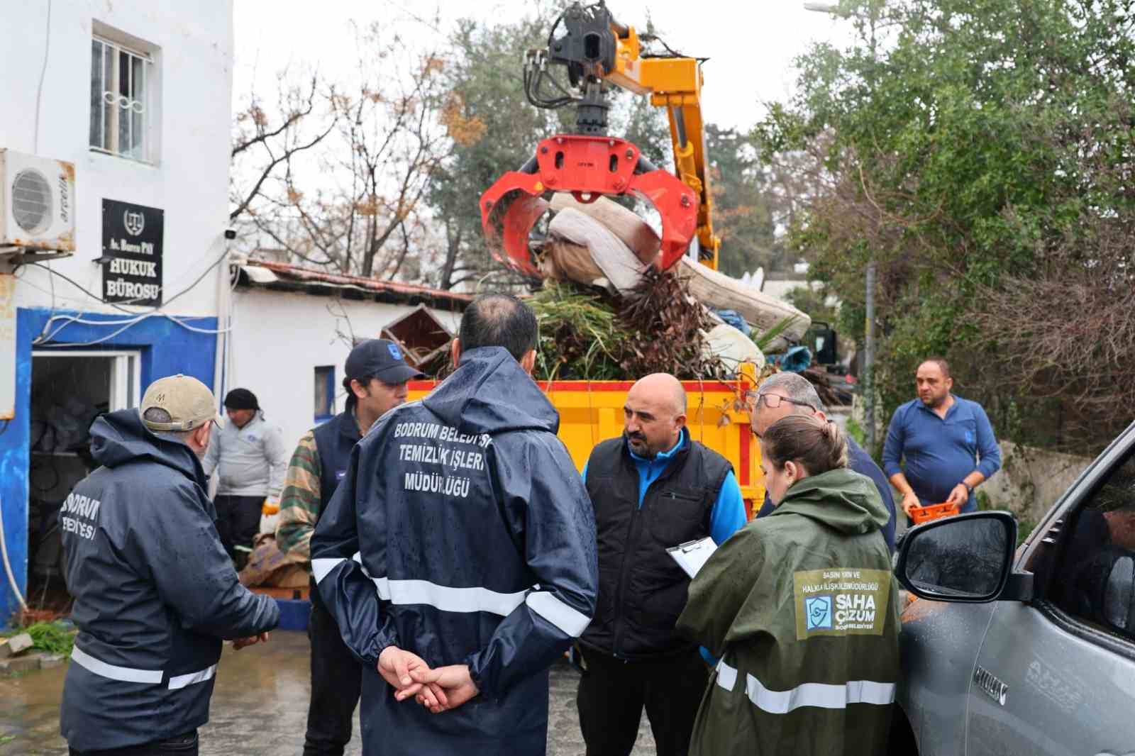Belediye ekiplerinin yoğun mesaisi s&uuml;r&uuml;yor
