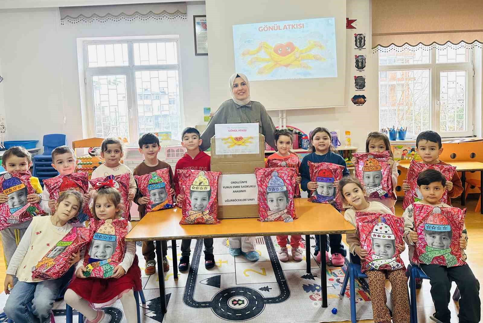 Ordu’da minikler, ördükleri atkıları Hatay’daki depremzede akranlarına gönderdi