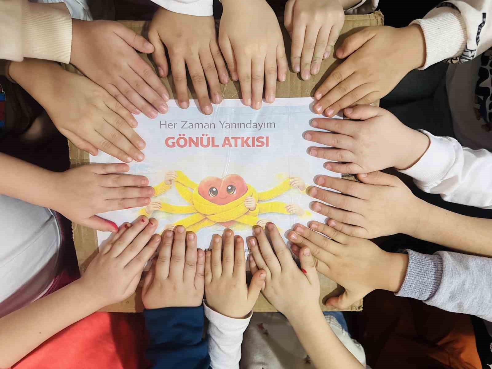 Ordu&rsquo;da minikler, &ouml;rd&uuml;kleri atkıları Hatay&rsquo;daki depremzede akranlarına g&ouml;nderdi
