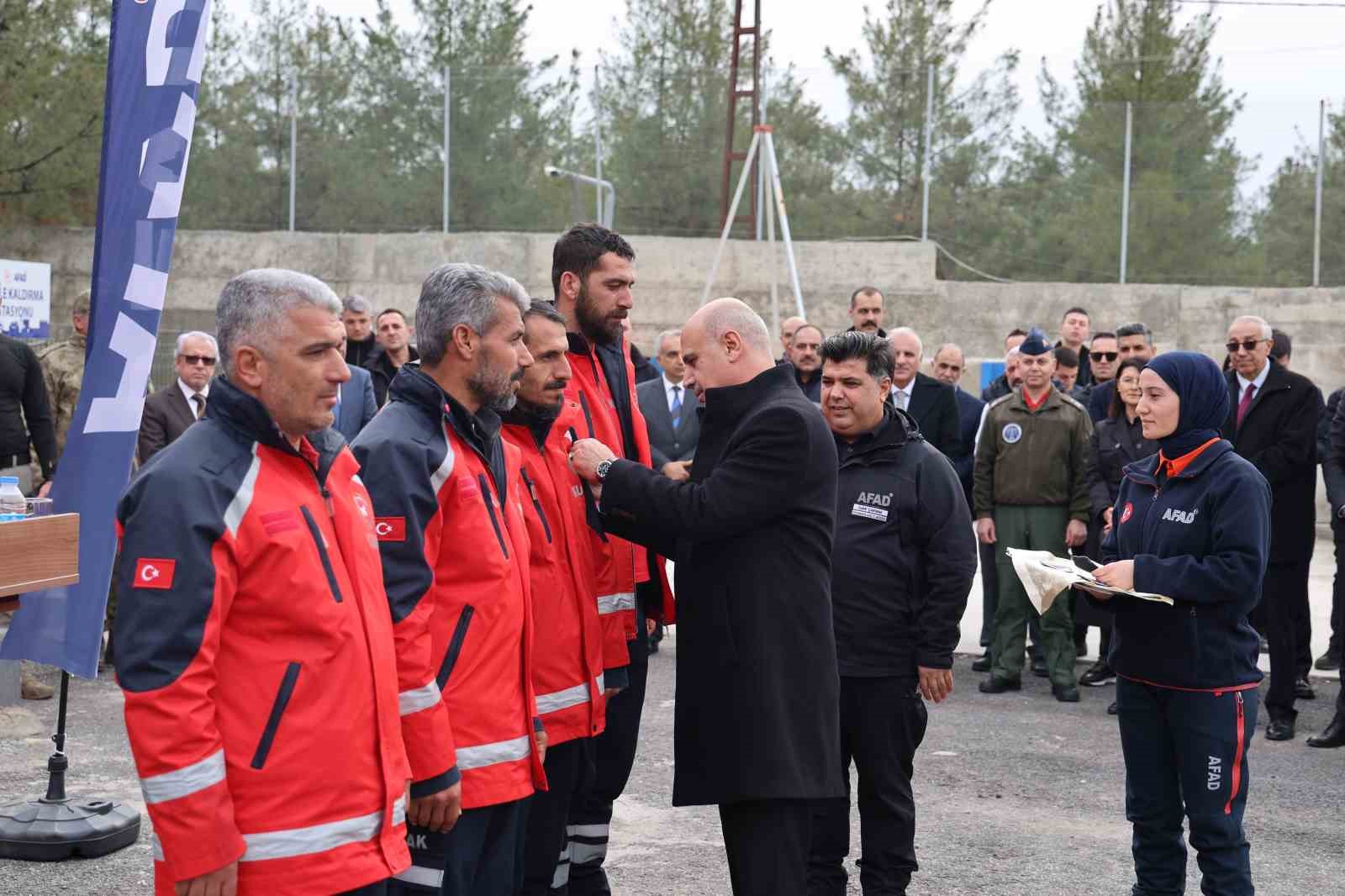 Diyarbakır&rsquo;da eğitimlerini tamamlayan arama-kurtarma ekiplerine &lsquo;pe&ccedil;&rsquo; takıldı
