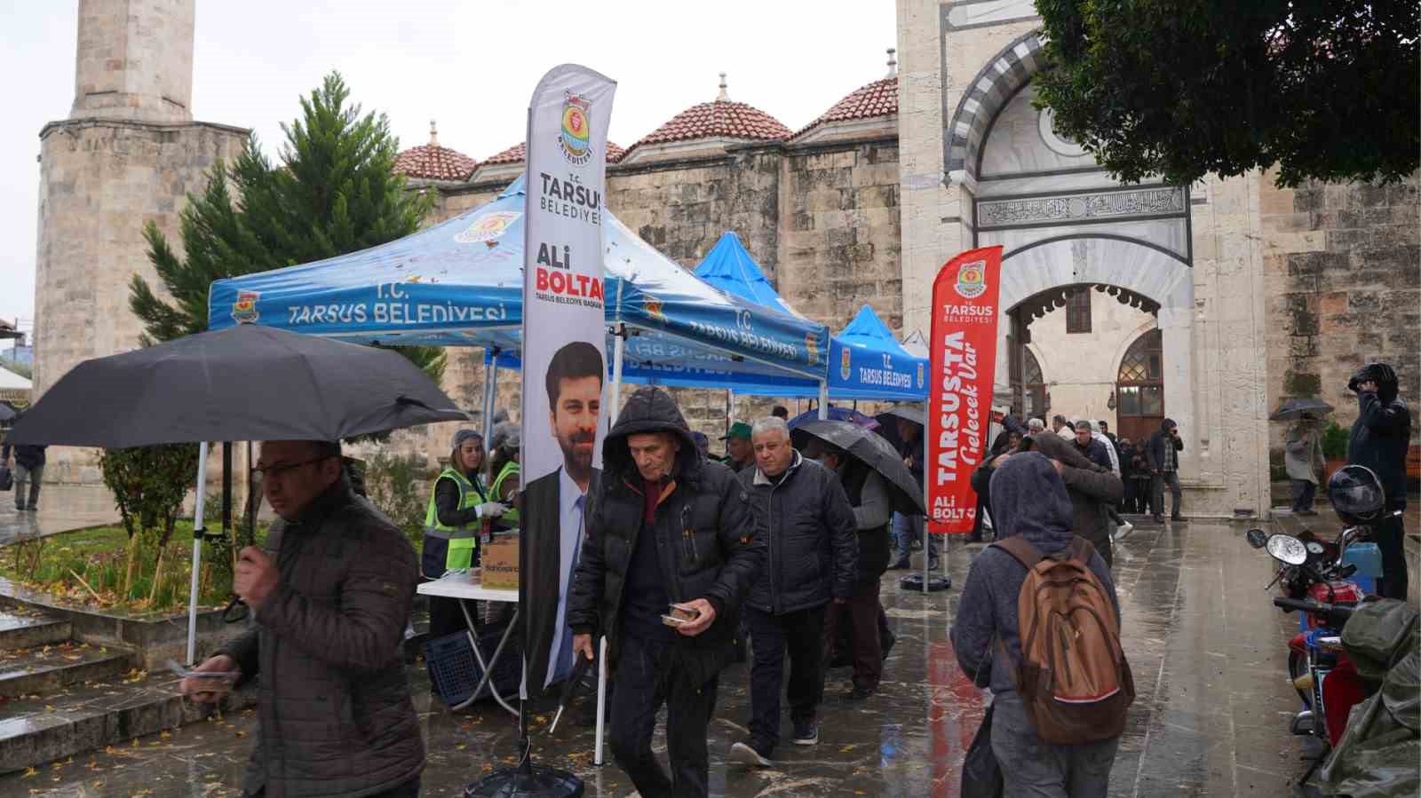 Tarsus’ta 6 Şubat depremlerinin yıl dönümünde helva ikramı yapıldı
