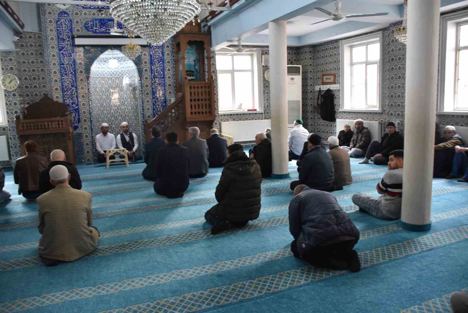 Asrın felaketinin 3&rsquo;&uuml;nc&uuml; yılında Salihli&rsquo;de y&uuml;rekler aynı duada buluştu
