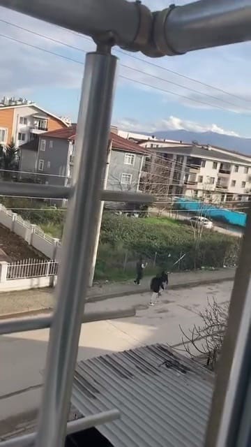 Sokak ortasında havaya ateş eden &ccedil;ocuk kamerada
