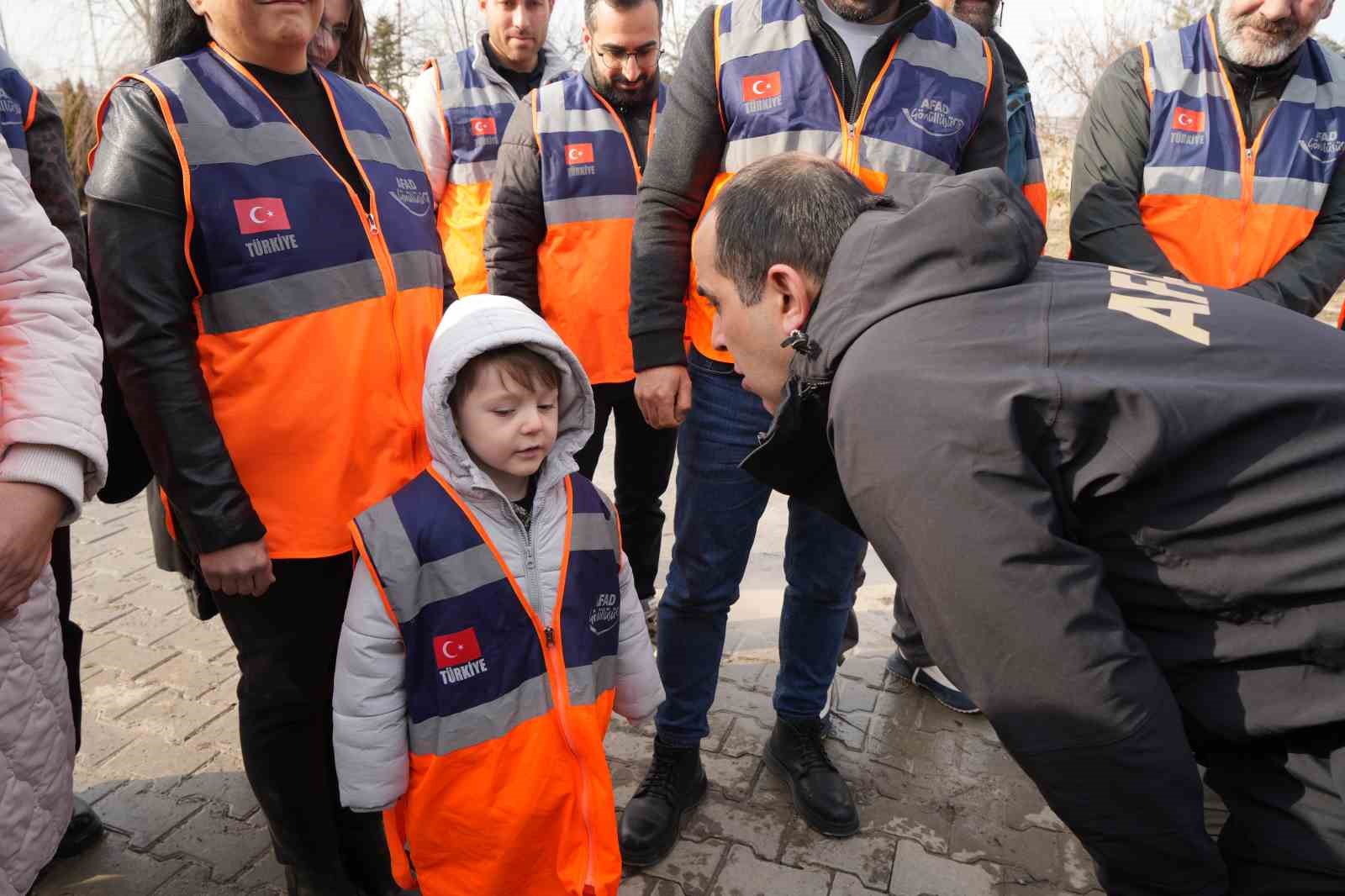 Vali Taşolar, minik AFAD gönüllüsü Poyraz Ege ile bir araya geldi