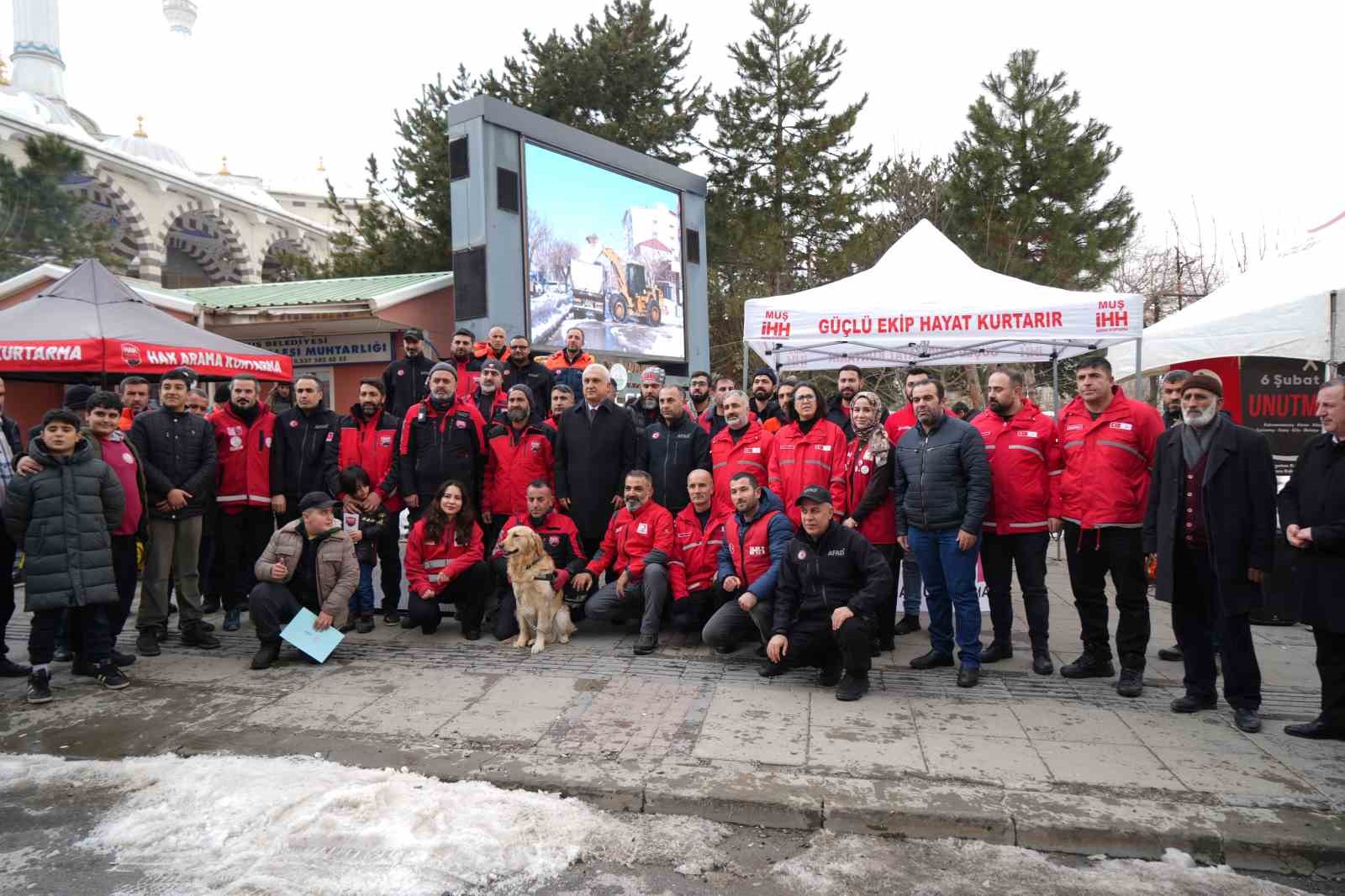 Depremde hayatını kaybedenler Muş&rsquo;ta dualarla anıldı
