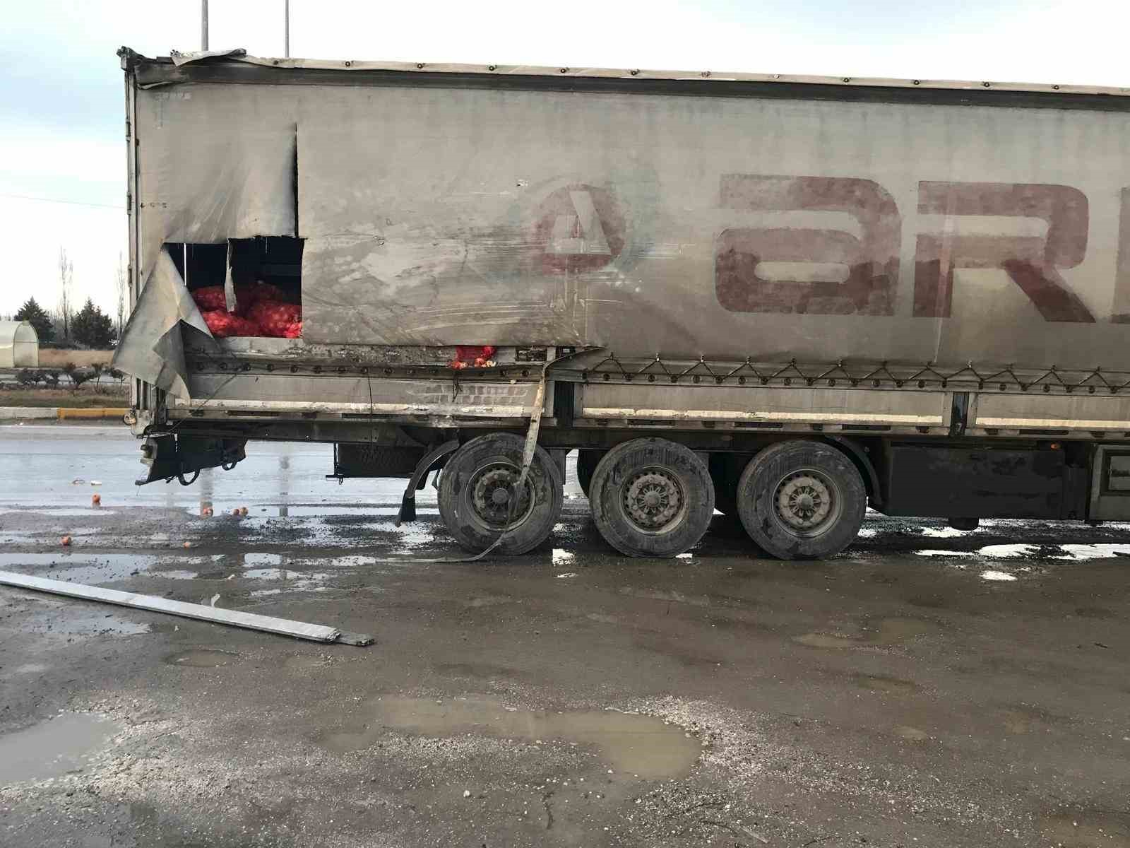 Konya&rsquo;da tır ile kamyonet &ccedil;arpıştı: 1 yaralı
