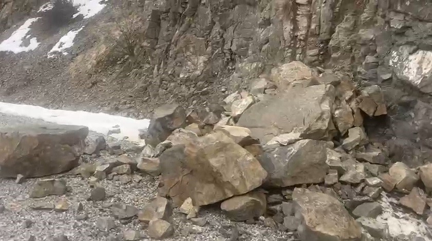 Erzincan&rsquo;daki 4,9&rsquo;luk depremin merkez &uuml;ss&uuml;nden yeni g&ouml;r&uuml;nt&uuml;ler: Kaya par&ccedil;aları yola b&ouml;yle d&uuml;şt&uuml;
