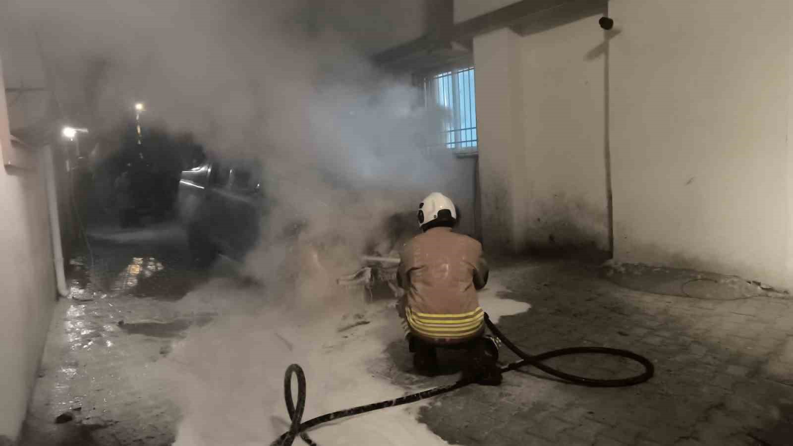 Park halindeki otomobil alevlere teslim oldu