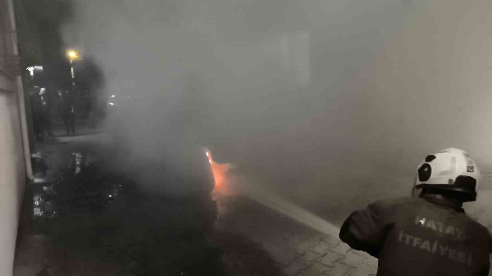 Park halindeki otomobil alevlere teslim oldu
