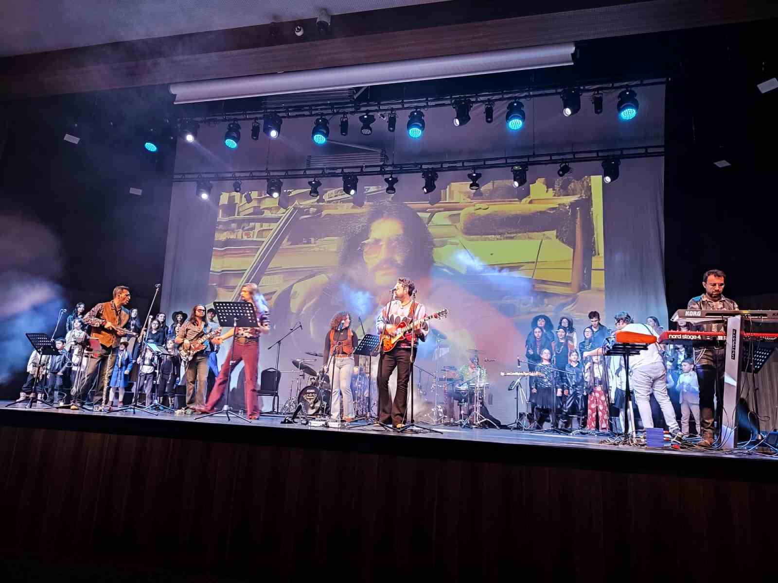 Kocaeli’de öğrenciler Barış Manço şarkılarıyla yarıştı