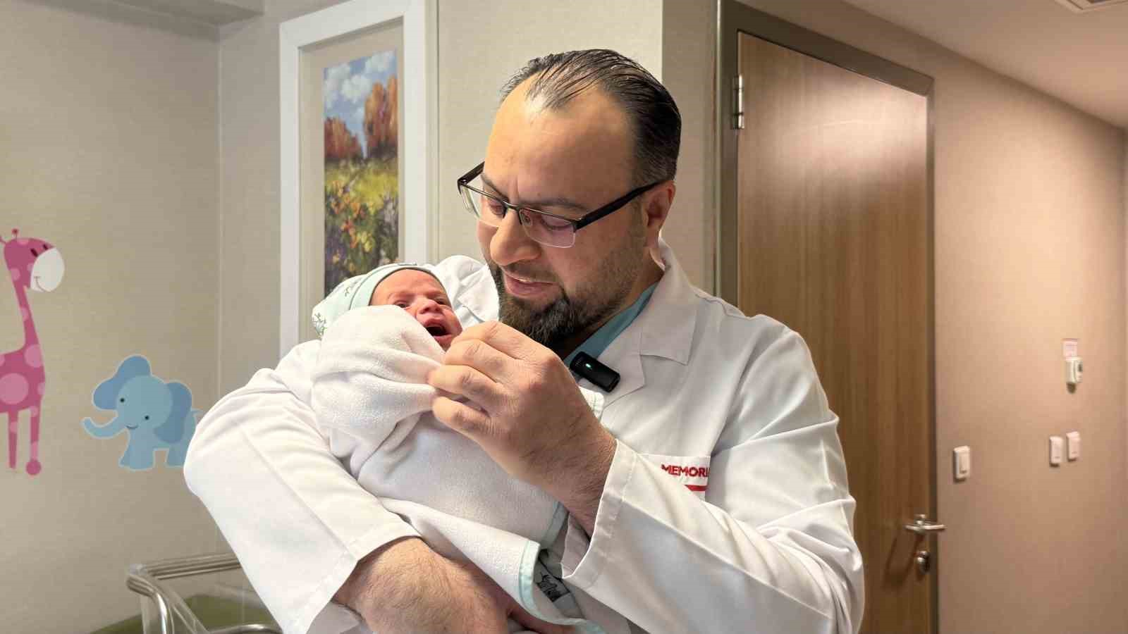 Anne karnındayken milyonda bir g&ouml;r&uuml;lecek sağlık sorunuyla doğdu
