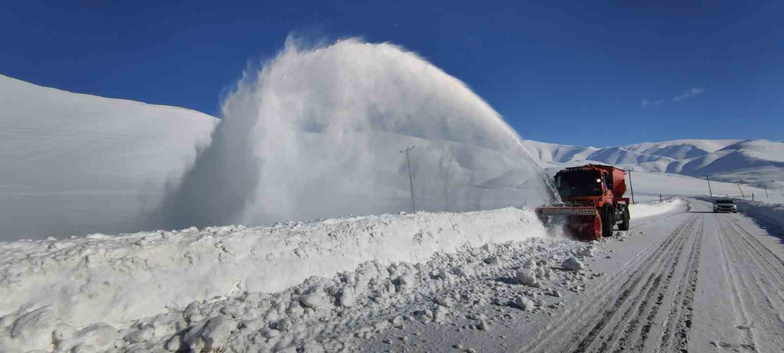 Karabet Geçidi’nde kar kalınlığı 2 metreyi geçti
