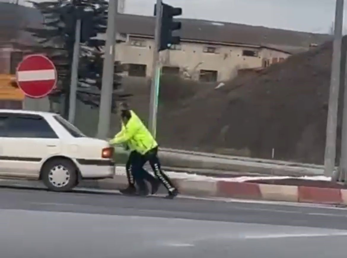 Tavşanlı&rsquo;da polisten &ouml;rnek davranış
