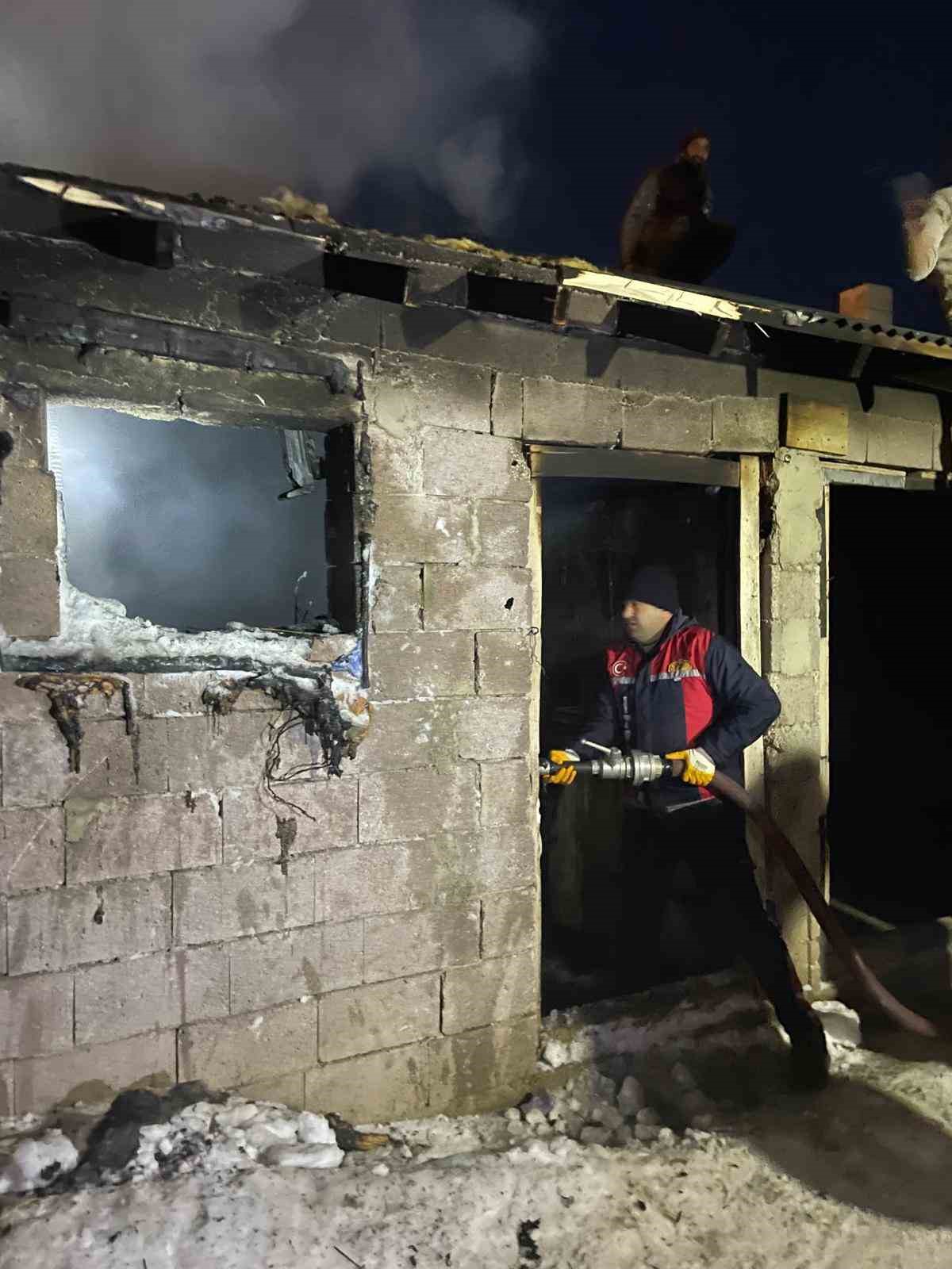 Çaldıran’da odunluk yangını