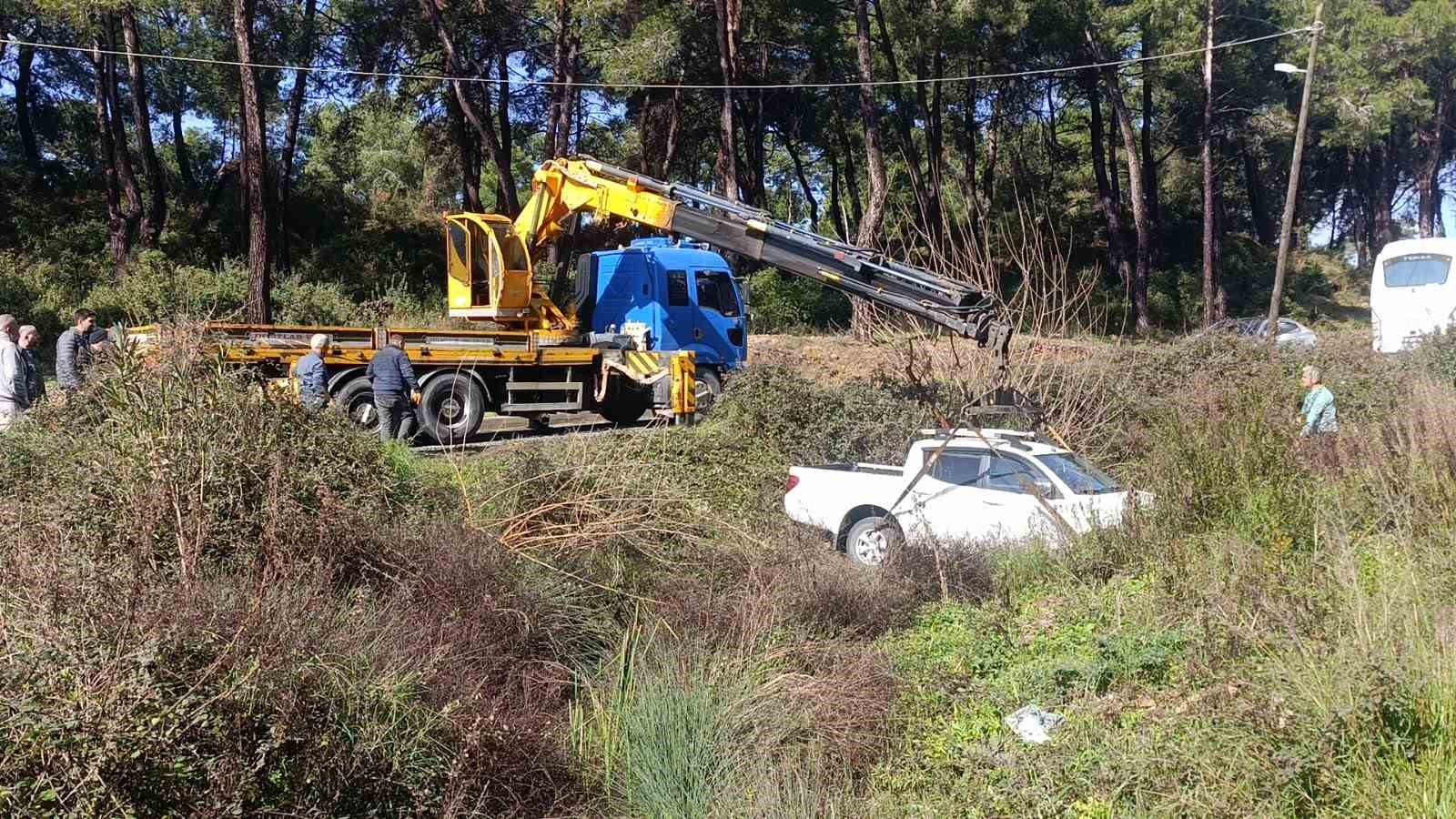 Dereye uçan kamyonetten yara alamadan kurtuldu