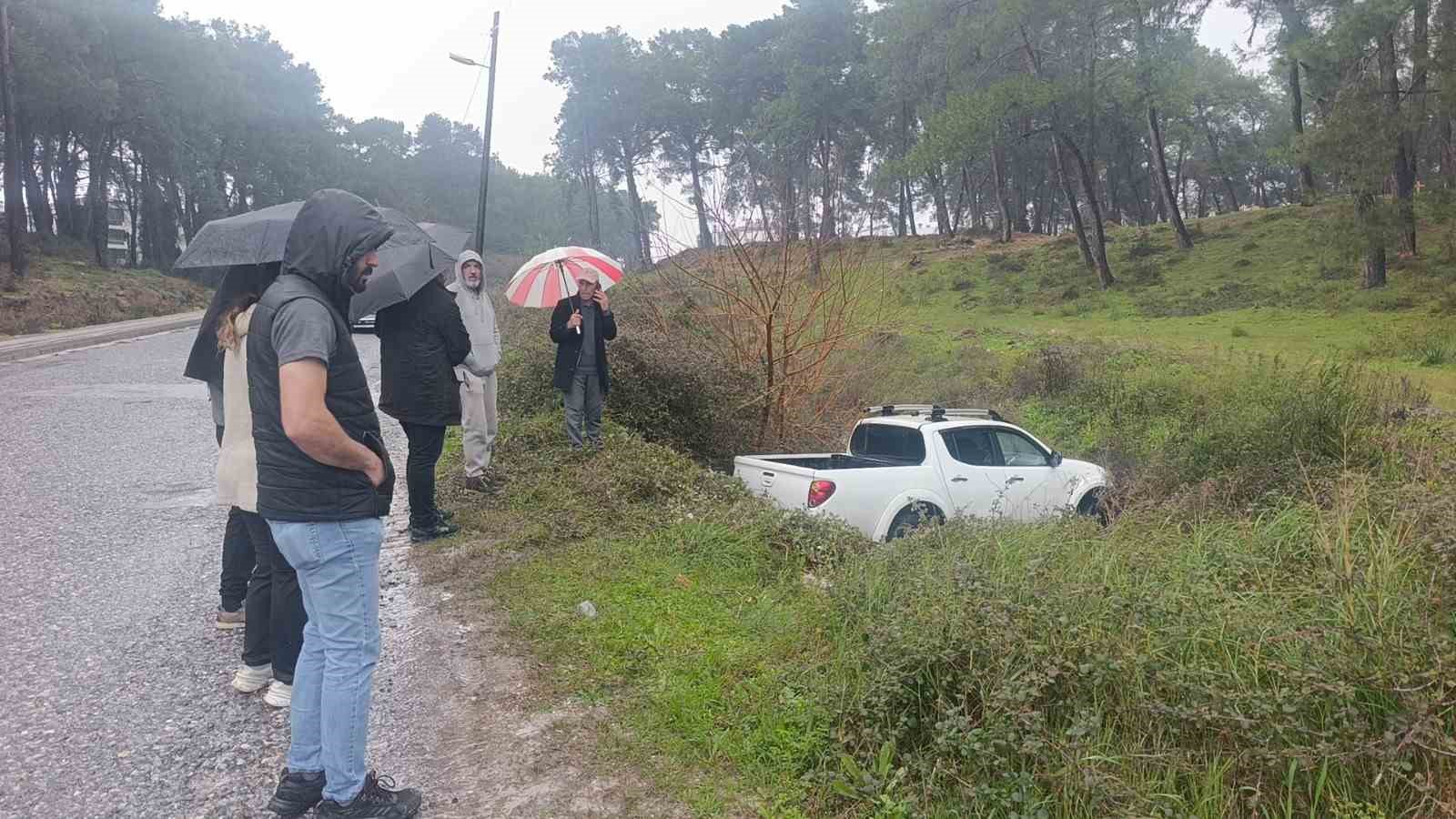 Dereye u&ccedil;an kamyonetten yara alamadan kurtuldu
