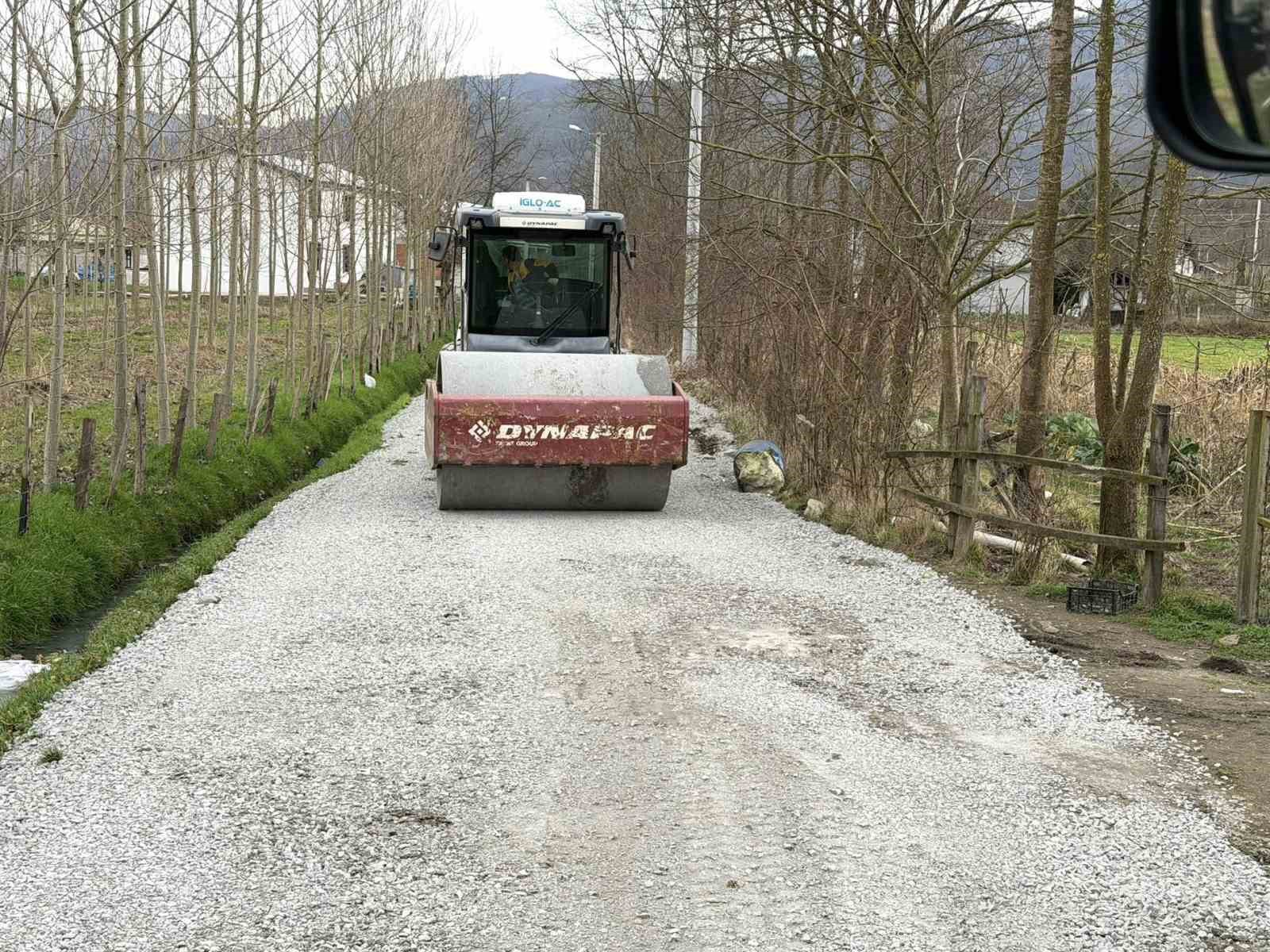 D&uuml;zce&rsquo;de k&ouml;y yollarında bakım &ccedil;alışmaları s&uuml;r&uuml;yor
