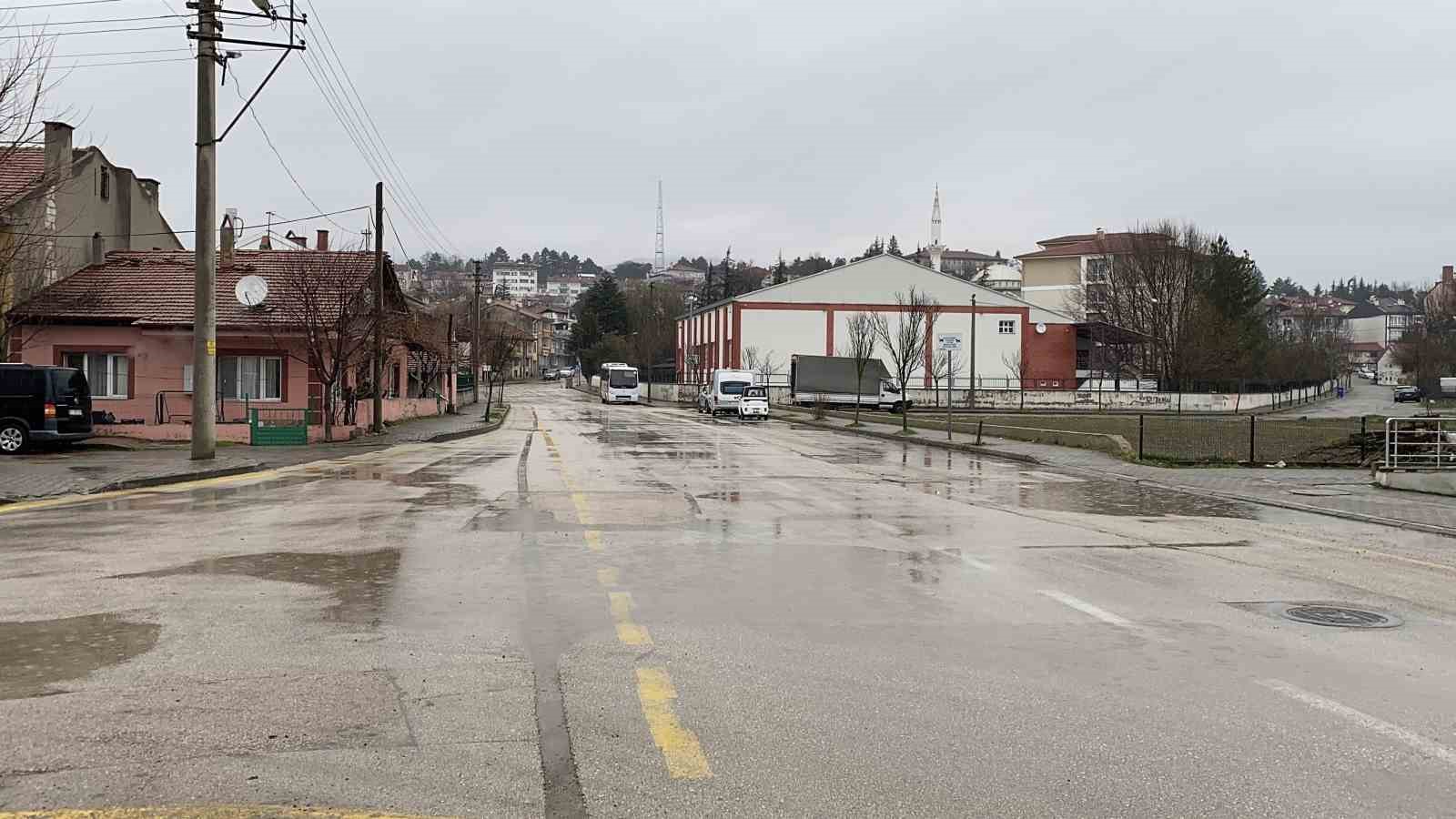 Bolu güne yağışla uyandı