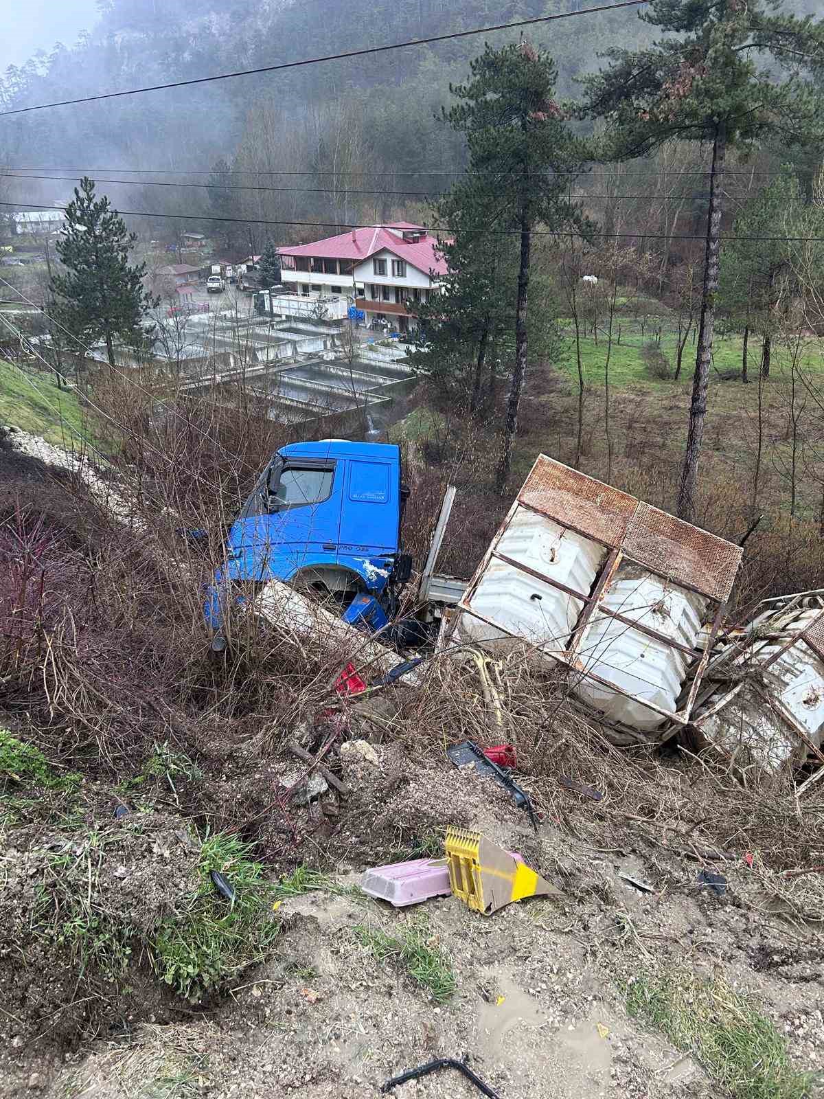 Bolu’da tır şarampole devrildi, elektrik direği zarar gördü