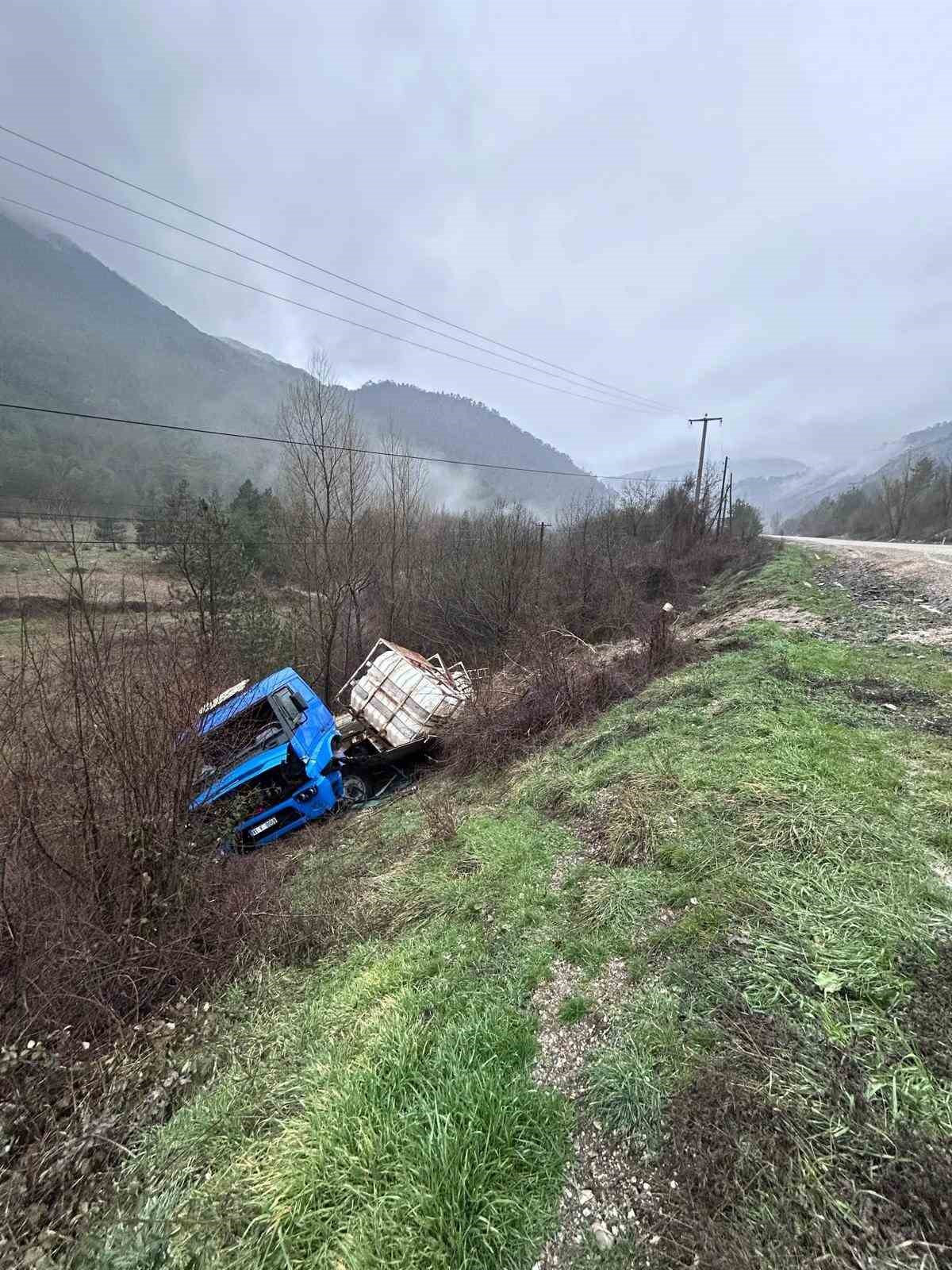 Bolu&rsquo;da tır şarampole devrildi, elektrik direği zarar g&ouml;rd&uuml;
