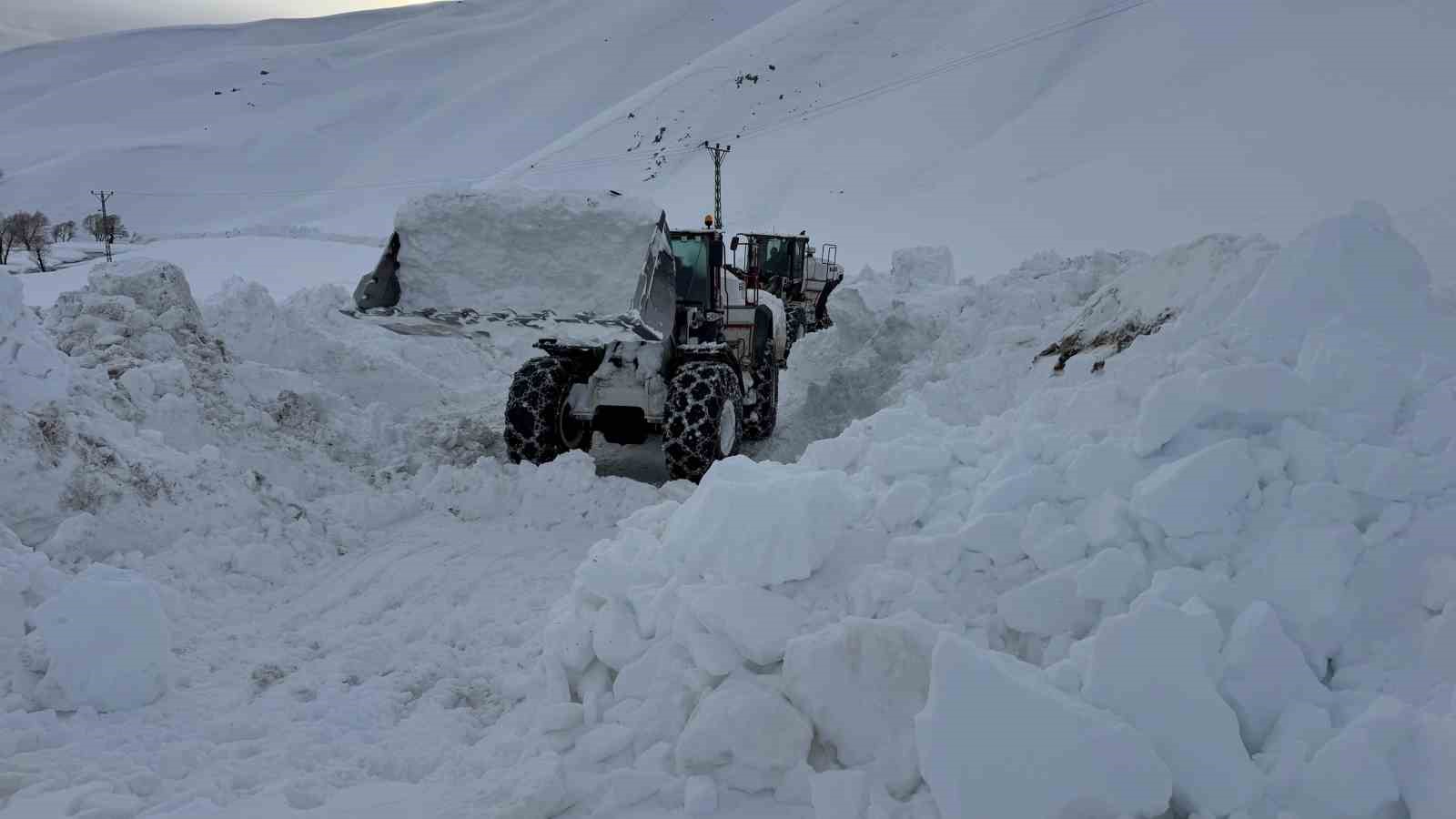 Beyt&uuml;şşebap&rsquo;ta kar kalınlığı yer yer 3 metreyi buldu
