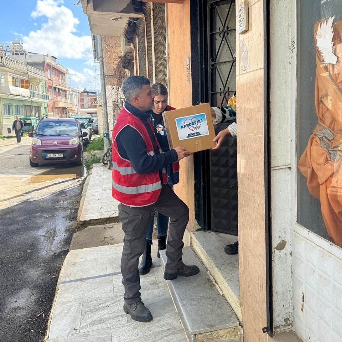 Efeler’in ’Kardeş Eli’ projesi ihtiyaç sahibi vatandaşlara destek oldu