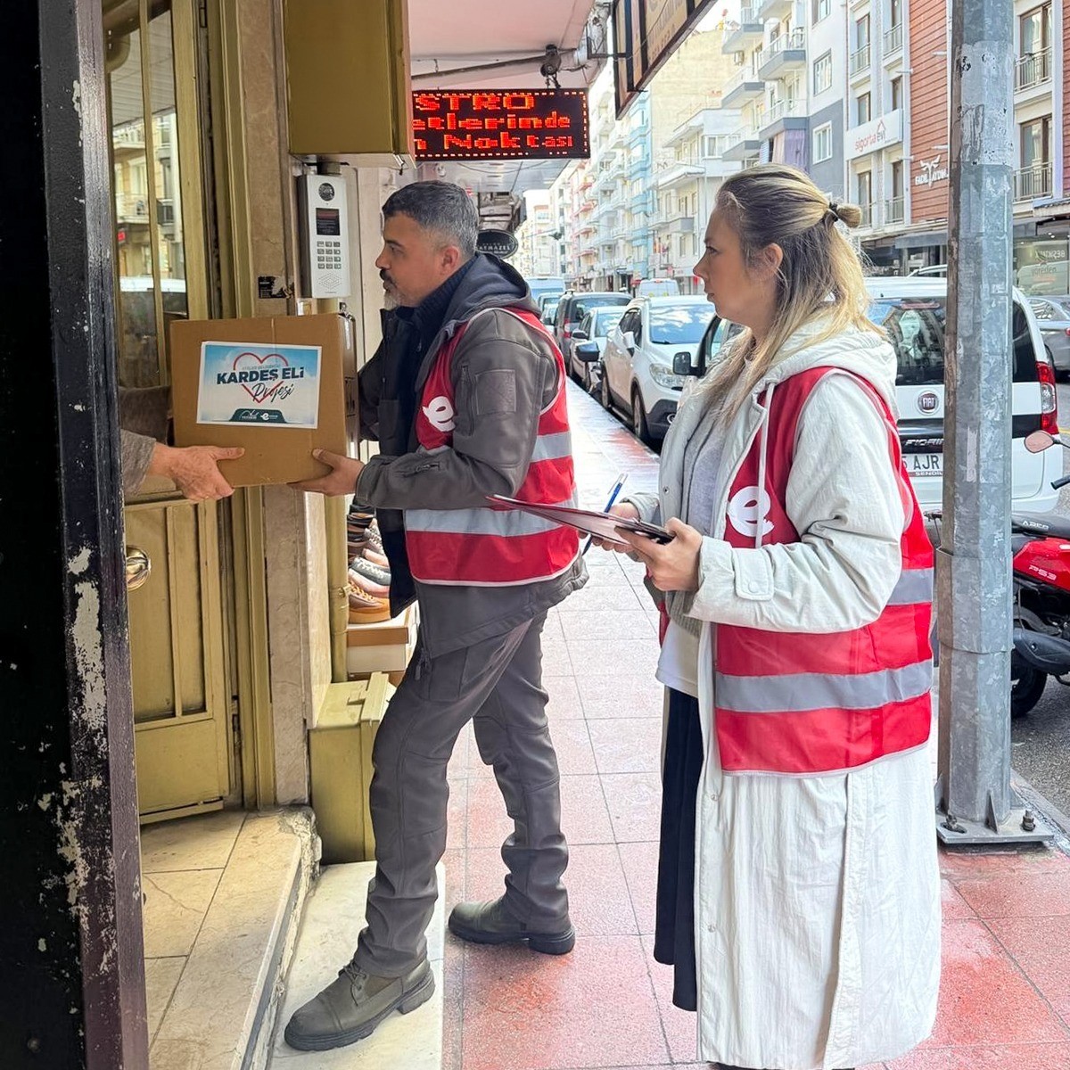 Efeler&rsquo;in &rsquo;Kardeş Eli&rsquo; projesi ihtiya&ccedil; sahibi vatandaşlara destek oldu
