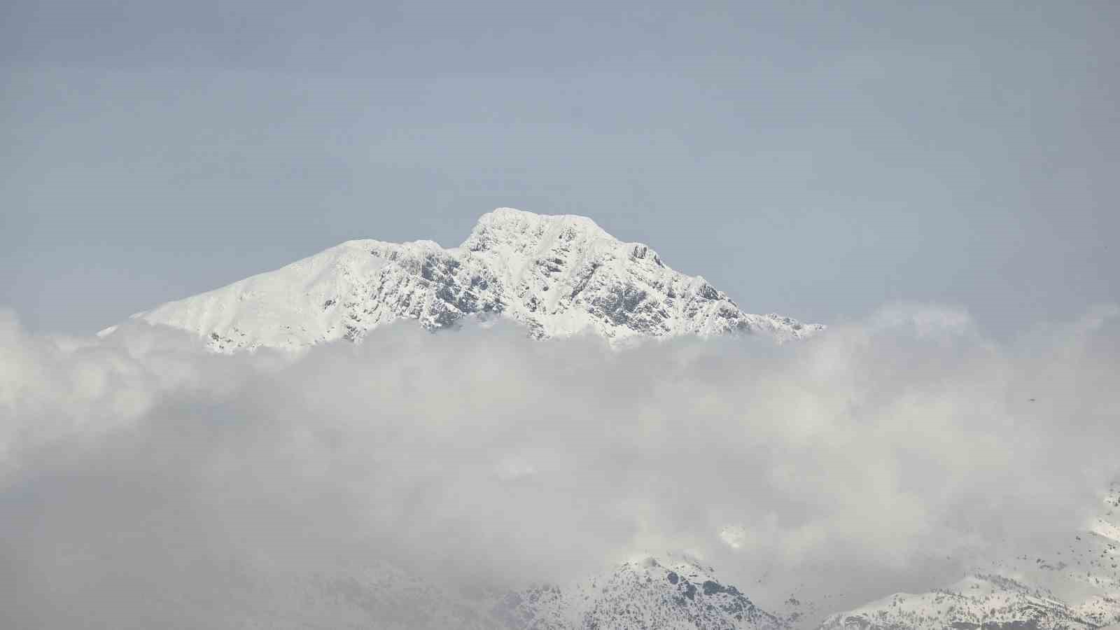 Sisle kaplanan Derecik dronla g&ouml;r&uuml;nt&uuml;lendi
