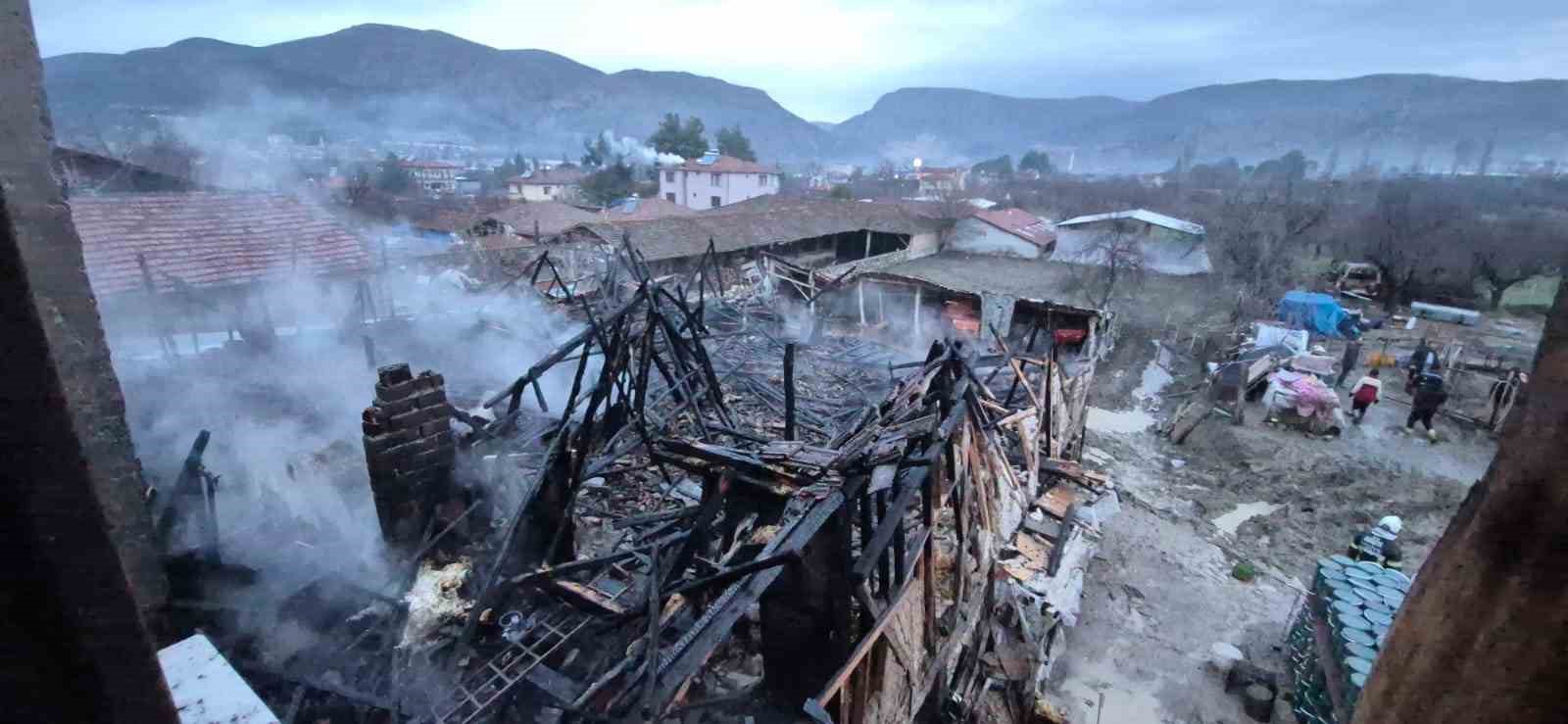 Amasya’da ahır yangında kül oldu: 1 hayvan telef oldu