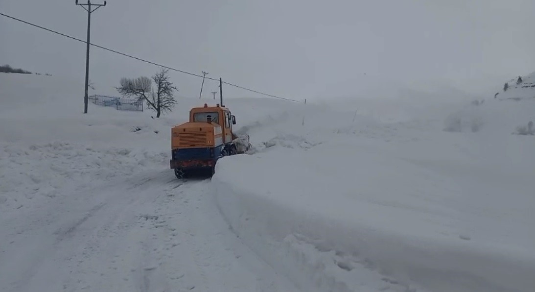 Tunceli&rsquo;de karla m&uuml;cadele &ccedil;alışmaları aralıksız s&uuml;r&uuml;yor
