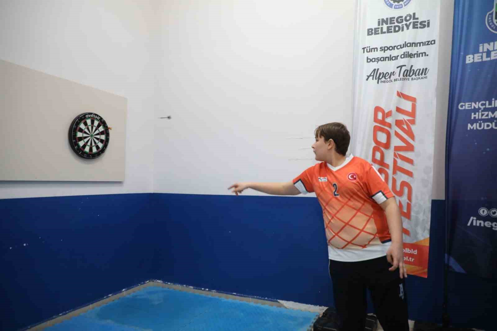 &Ouml;ğrenciler dart turnuvasında kıyasıya m&uuml;cadele etti
