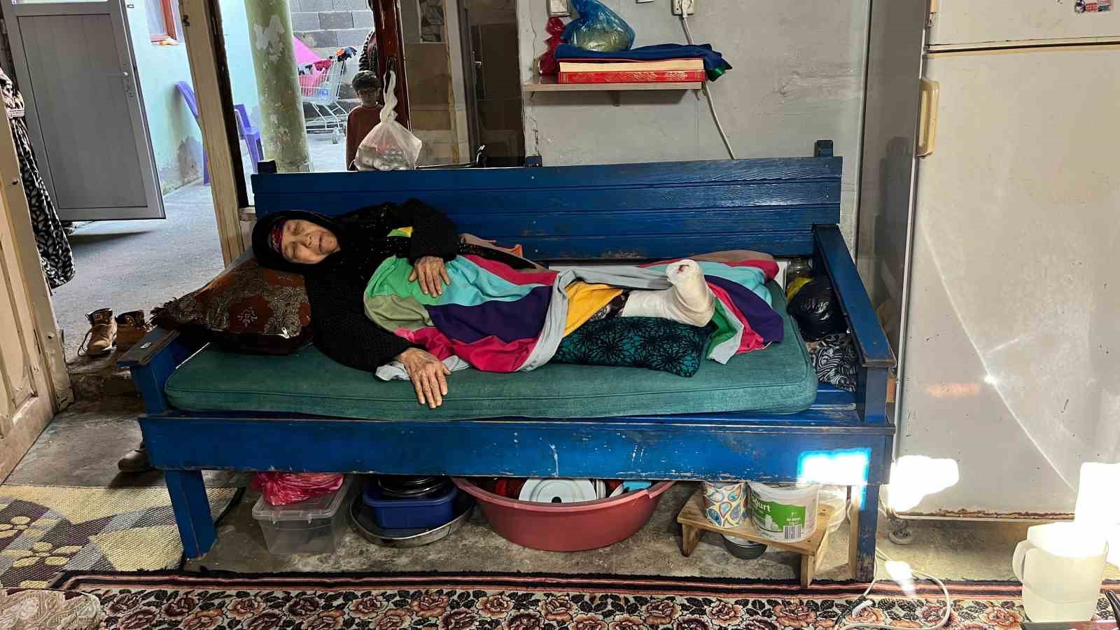 Evini su bastı, kurtulmaya &ccedil;alışırken d&uuml;ş&uuml;p ayağını kırdı
