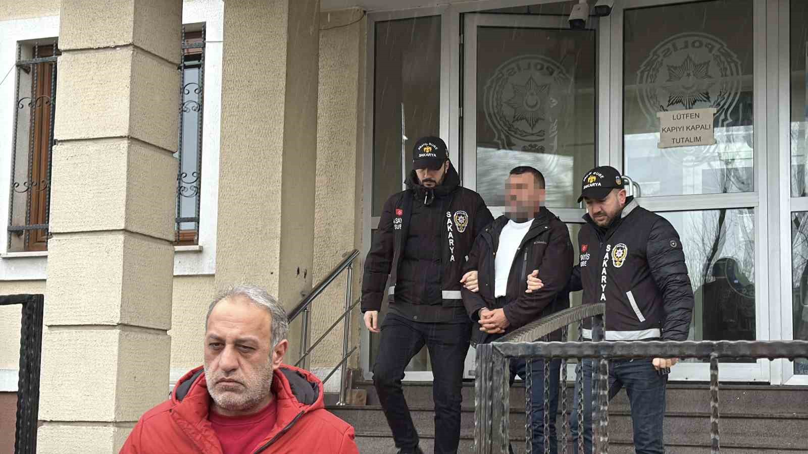 Eşini ve MHP il&ccedil;e başkanını &ouml;ld&uuml;ren emekli polis adliyeye sevk edildi
