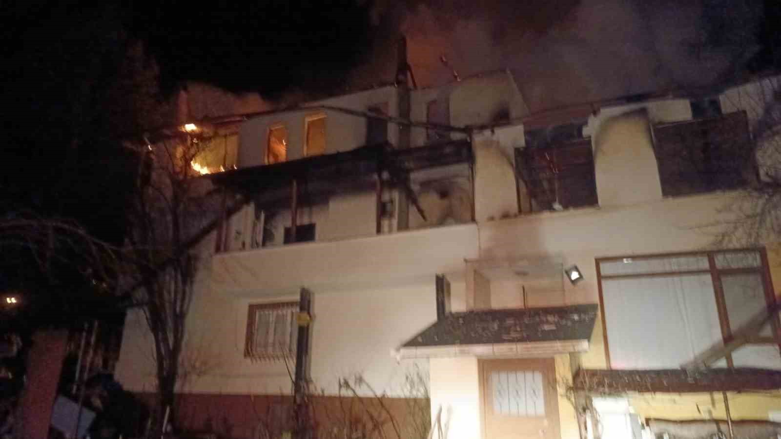 Safranbolu’da 3 katlı evde yangın