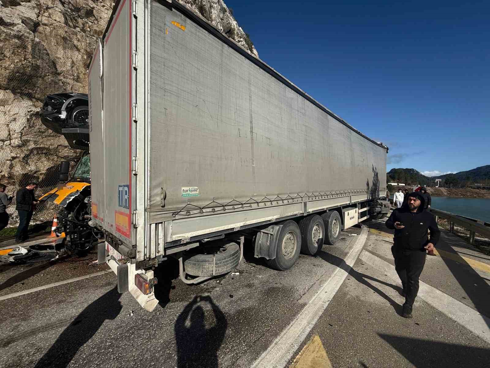 Burdur&rsquo;da iki tır kafa kafaya &ccedil;arpıştı: 1&rsquo;i ağır 2 yaralı
