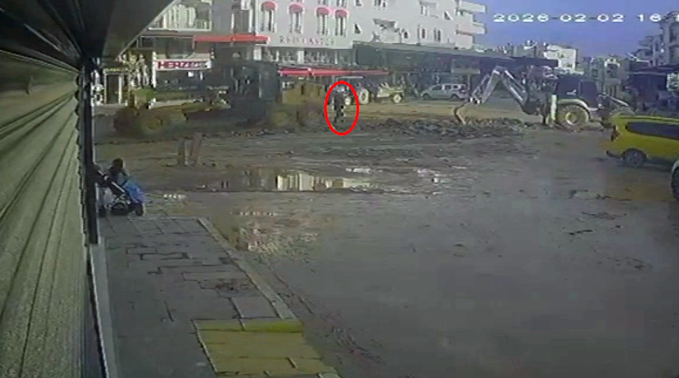 Antalya’da iş makinesinin belediye çalışanına çarpma anı kamerada