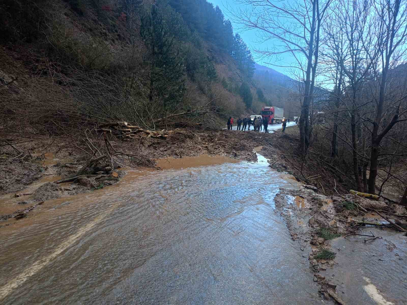 Ödemiş-Salihli yolunda heyelan