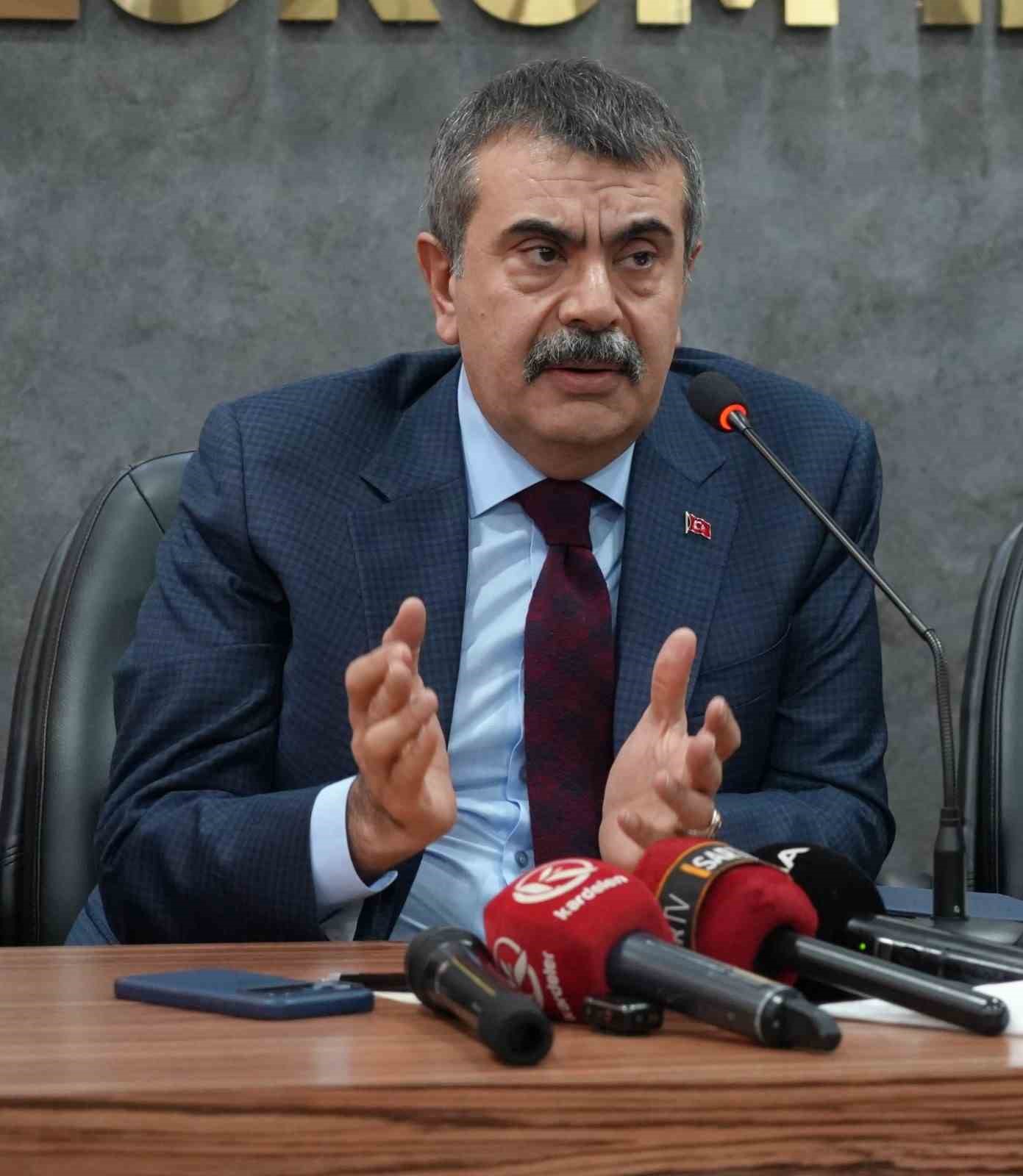 Bakan Tekin: "T&uuml;rkiye&rsquo;deki muhalefetin yaklaşımı sadece yalanlar, iftiralar &uuml;zerine ve insanların moral motivasyonunu kırmak &uuml;zerinedir"
