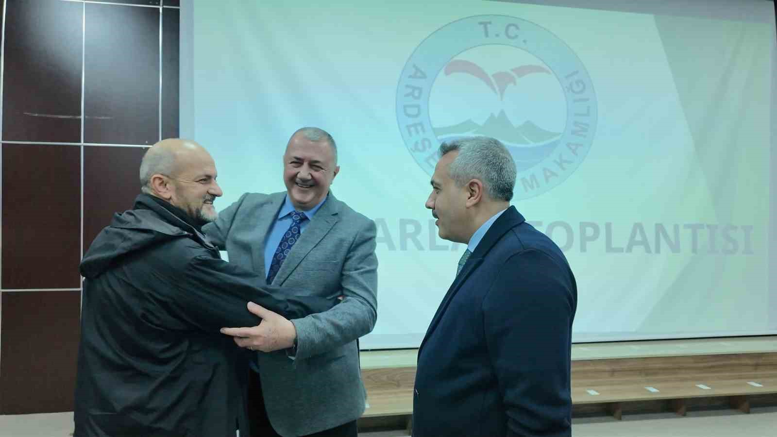 Uzun s&uuml;redir k&uuml;s olan belediye başkanı ve muhtarı vali barıştırdı
