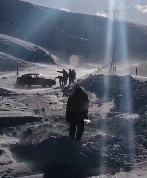 Sincik-Malatya yolunda mahsur kalan araç kurtarıldı