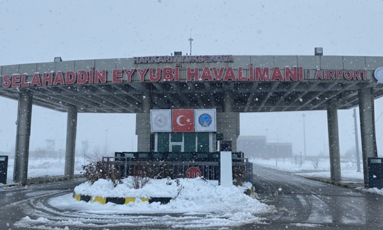 Yüksekova’da uçak seferlerine sis ve kar engeli