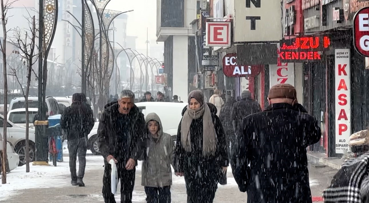 Y&uuml;ksekova&rsquo;da u&ccedil;ak seferlerine sis ve kar engeli
