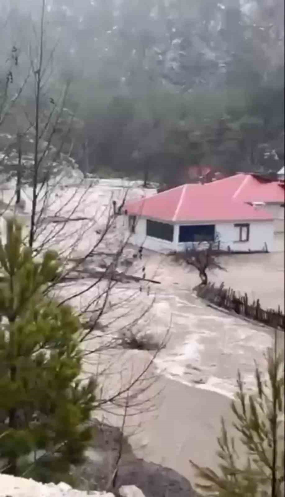 Alanya&rsquo;da sağanak sonrası su taşkını k&ouml;pr&uuml;de zarara neden oldu
