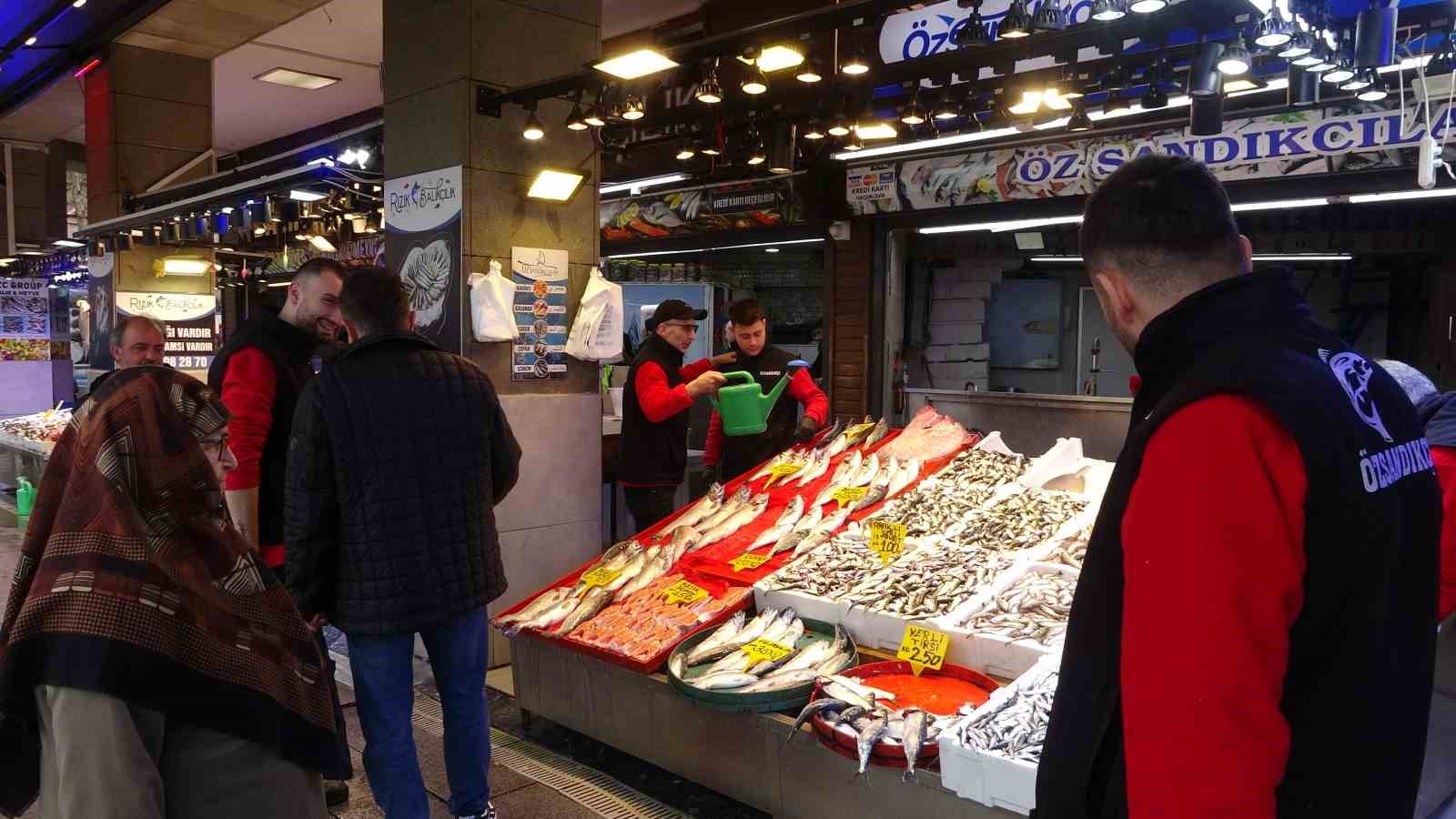 Hamsi bu defa şaşırttı: Tezgahlar yeniden şenlendi
