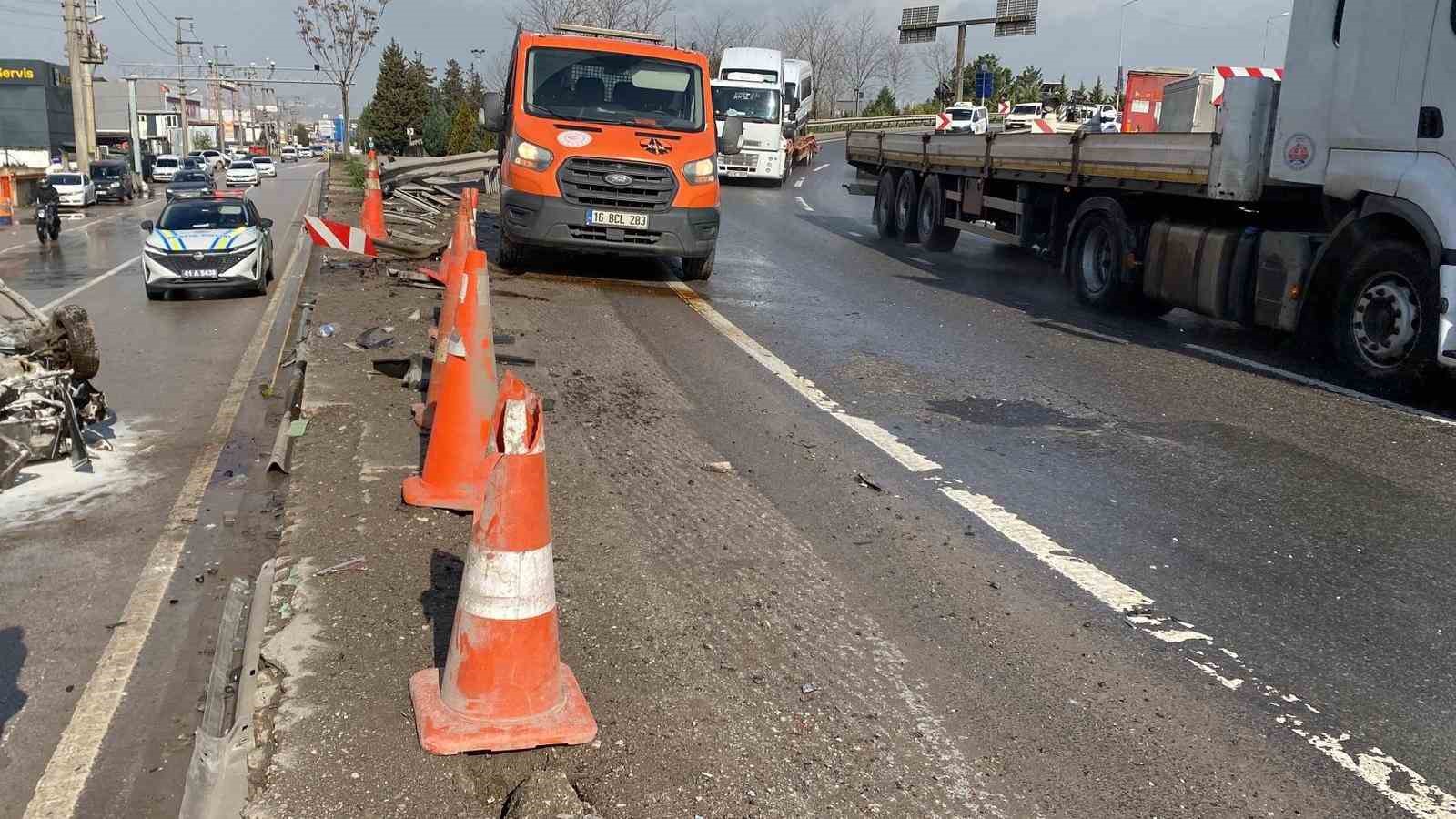 Aynı yerde 5 saat arayla ikinci kaza: Otomobil yan yola d&uuml;ş&uuml;p ters d&ouml;nd&uuml;, 2 kişi yaralandı
