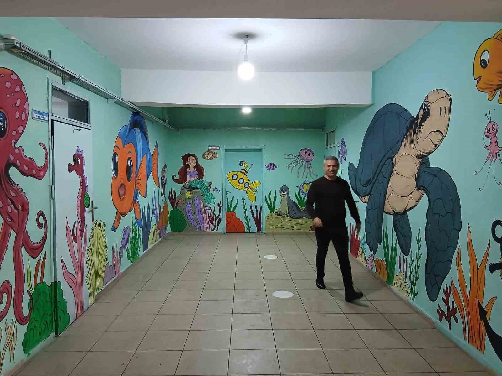 Besni’de öğretmenler okulu sanat galerisine dönüştürdü